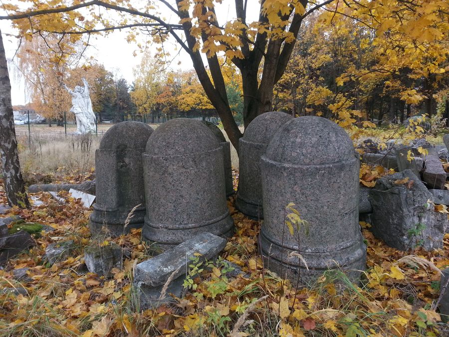 Почти сто лет эти столбы окружали Колонну Победы